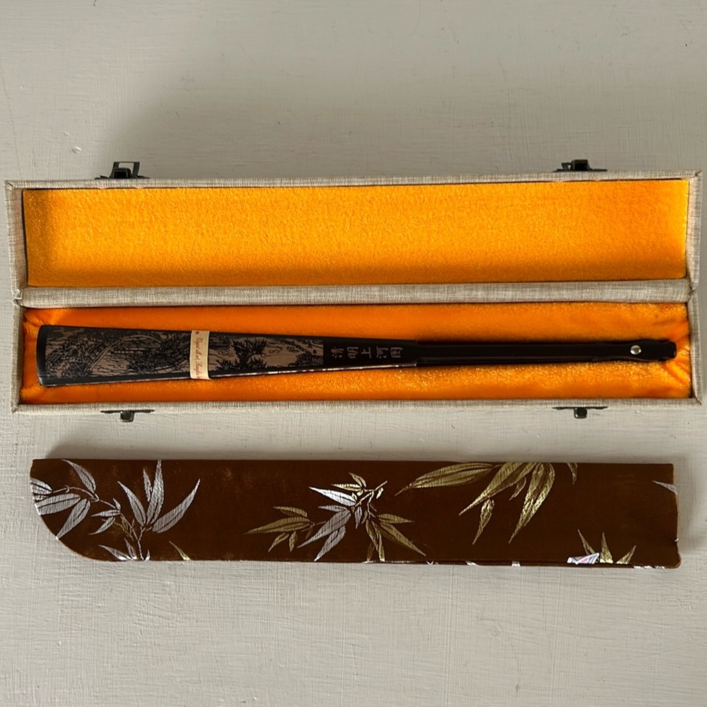 Silk shanghai style Yi Pin Lan fan in original box with fabric carrying case